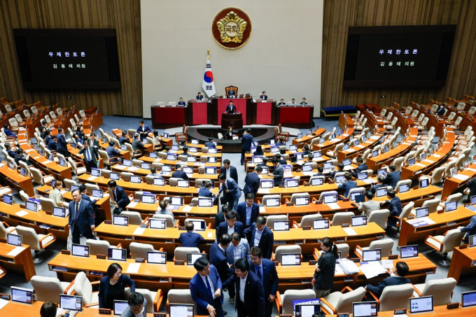 더불어민주당이 추진하는 '방송 4법' 가운데 4번째 법안인 교육방송공사법(EBS법) 개정안이 30일 야당 단독으로 국회 본회의에서 통과될 전망이다. 사진은 지난 29일 서울 여의도 국회 본회의장에서 EBS법 개정안에 반대하는 무제한 토론(필리버스터)을 하자 일부 야당 의원들이 퇴장하는 모습. /사진=뉴스1