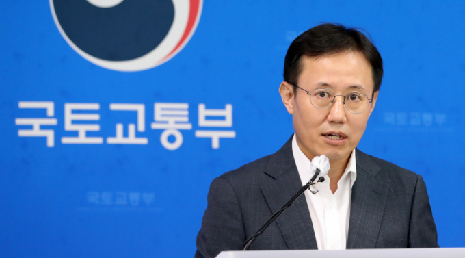 정부가 저출생 대책의 일환으로 공공건설임대주택 우선공급시 출산가구를 1순위로 선정하고 가구원수별 공급면적 제한은 폐지하기로 했다. 사진은 이기봉 국토부 주거복지정책관이 지난 29일 세종시 정부세종청사 브리핑실에서 저출생 대책 인구비상대책회의 내용을 설명하던 모습. /사진=뉴스1