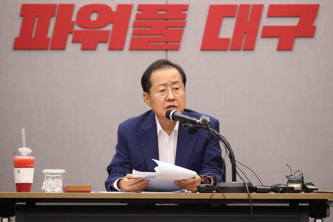 홍준표 대구시장이 당무에 관여하지 않겠다는 말을 번복했다는 지적에 대해 해명하는 글을 게시했다. 사진은 홍 시장이 지난달 26일 대구시청 산격청사 대회의실에서 열린 민선8기 2주년 기자회견에서 발언하는 모습. /사진=뉴스1
