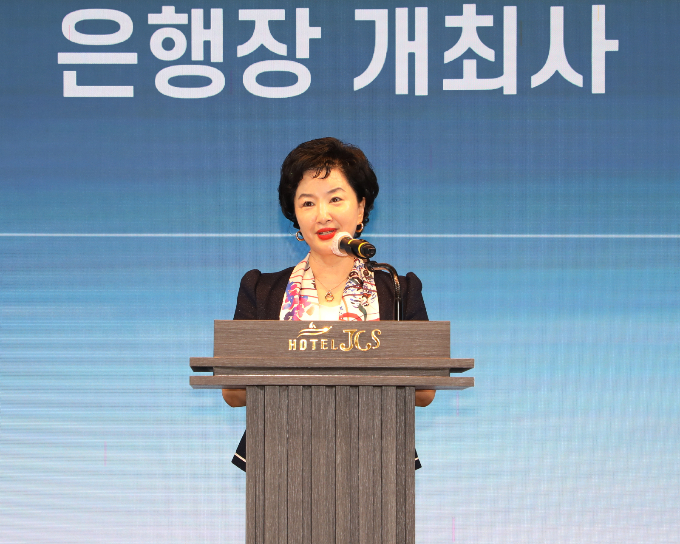 Sh수협은행은 지난 25일부터 이틀간, 전남 여수 JCS호텔에서 상반기 성과와 하반기 경영목표를 공유하는 ‘2024년 하반기 수협은행 경영전략회의’를 개최했다. 자리에 참석한 강신숙 은행장./사진=Sh수협은행