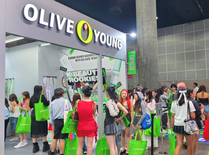 CJ올리브영은 KCON LA 2024에서 역대 최대 규모의 부스를 통해 K뷰티 브랜드 70여곳 210개 상품을 선보이며 미국 Z세대 소비자들로 부터 호응을 얻었다. /사진=올리브영