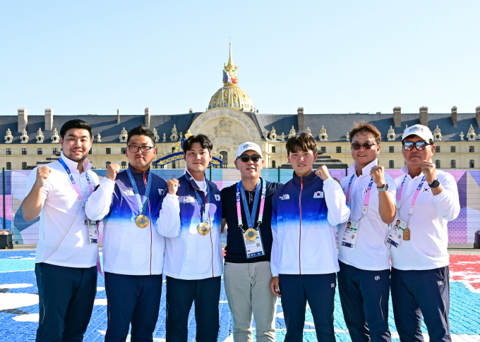 대한민국 남자 양궁 국가대표(김우진·이우석·김제덕) 및 코칭스태프와 정의선 회장(왼쪽 넷째)이 우승 직후 기념촬영을 하고 있다. /사진=대한양궁협회