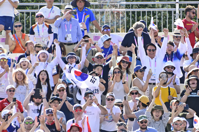 대한민국 여자 양궁 국가대표(임시현·남수현·전훈영)와 현대차그룹 정의선 회장, 대한양궁협회 임직원이 응원을 하고 있다. /사진=대한양궁협회
