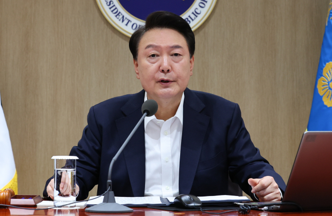 윤석열 대통령이 원전산업지원특별법 제정을 언급하며 제도적 기반 마련이 시급하다고 강조했다. 사진은 윤 대통령이 30일 서울 용산 대통령실 청사에서 열린 국무회의를 주재하는 모습. /사진=뉴시스