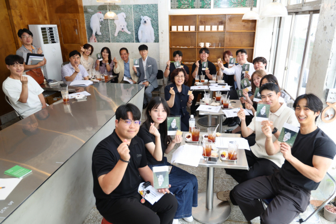 김보라 안성시장이 26일 대학생 연합회 회원들과 간담회를 가진 뒤 기념촬영을 하고 있다. / 사진제공=안성시