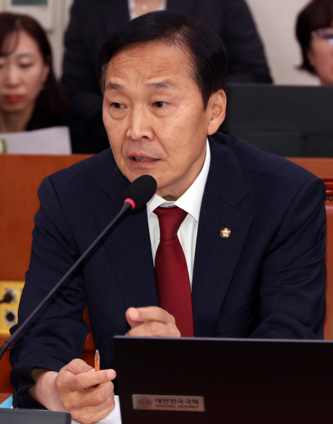 김기웅 국민의힘 의원이 17일 오후 서울 여의도 국회에서 열린 외교통일위원회 전체회의에서 발언을 하고 있다./사진제공=뉴시스