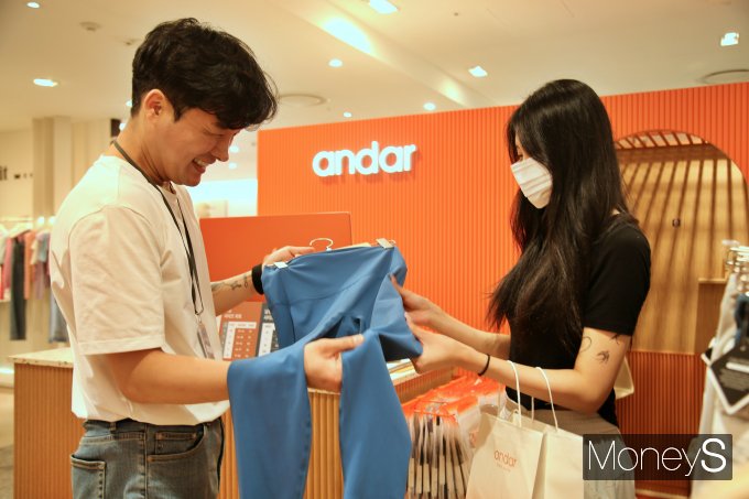 광주신세계 본관 5층 안다르 매장 직원들이 광고제품인 레깅스를 선보이고 있다/사진=광주신세계 제공.