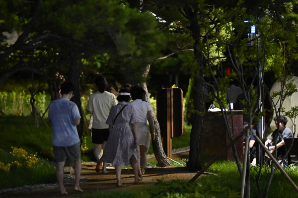 오는 31일 전국이 가끔 구름이 많은 가운데 전국에 무더운 날씨가 예상되며 열대야 현상이 나타나겠다. 사진은 지난 29일 광주 동구 산수동 푸른길공원으로 더위를 피하기 위해 온 시민들. /사진=뉴시스