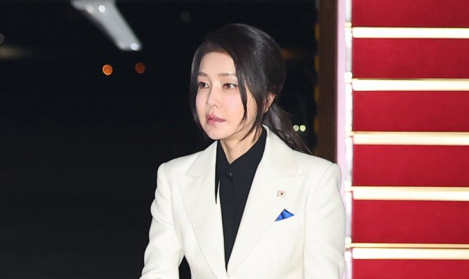대통령실이 윤석열 대통령 배우자 김건희 여사 보좌를 맡는 제2부속실장에 장순칠 시민사회수석실 시민사회2비서관을 내정한 것으로 전해졌다. 사진은 김 여사가 지난 12일 북대서양조약기구(NATO·나토) 75주년 정상회의 등 미국 안보순방을 마치고 귀국해 성남 서울공항에서 황우여 국민의힘 비상대책위원장 등 환영 인사들과 인사를 나누는 모습. /사진=뉴시스
