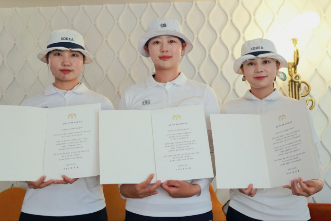 대통령실이 2024 파리올림픽에서 메달을 획득한 14명 선수에게 윤석열 대통령이 개별 축전을 보냈다고 밝혔다. 사진은 파리올림픽 양궁 여자 단체전에서 금메달을 획득한 (왼쪽부터) 남수현, 임시현, 전훈영 선수가 대통령 축전을 든 모습. /사진=뉴스1(대통령실 제공) 