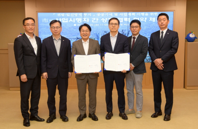 강기정 광주광역시장(왼쪽 세번째)이 30일 오전 시청 비즈니스룸에서 소경용 휴먼스홀딩스 제1차PFV 대표이사와 전방‧일신방직 부지 공공기여 및 사업계획 이행을 위한 사업시행자 간 상호 협력 협약을 체결한 후 기념촬영을 하고 있다./사진=광주시