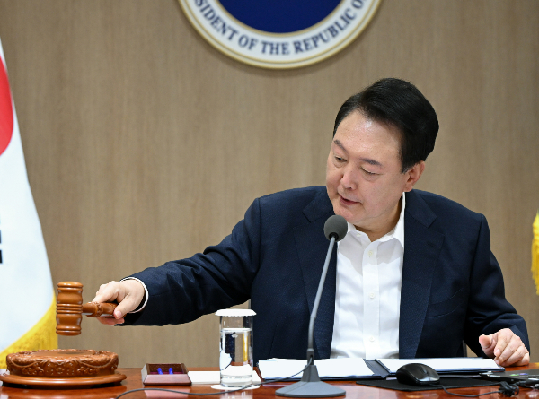 윤석열 대통령이 투기 수요에 대한 엄단을 지시하며 다음달 주택 공급 확대를 포함한 종합부동산 정책을 내놓는다. 사진은 30일 서울 용산 대통령실 청사에서 열린 제33회 국무회의에 참석한 윤 대통령. /사진=뉴스1