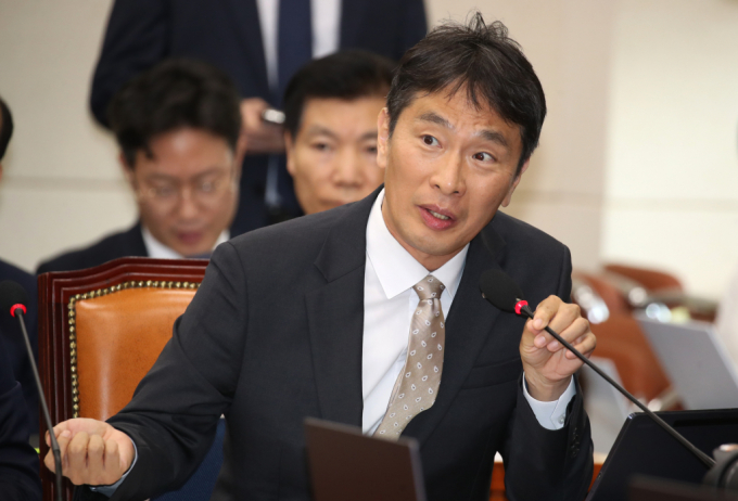 이복현 금융감독원장이 30일 오후 서울 여의도 국회에서 열린 정무위원회 전체회의에 출석해 '티몬·위메프(티메프) 사태' 관련 의원 질의에 답변하고 있다. /사진=뉴스1