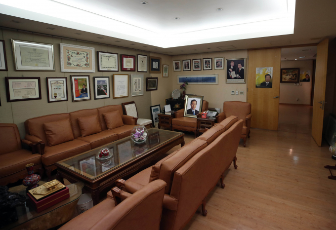 고(故) 김대중 전 대통령 서울 마포구 동교동 사저가 지난 2일 매각된 것이 밝혀졌다. 사진은 김 전 대통령의 부인 이희호 여사의 발인이 엄수된 지난 2019년 6월14일 장례예배를 마친 동교동 사저에서 노제가 진행되는 모습. /사진=머니투데이