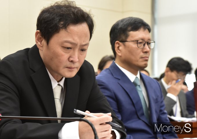 류광진 티몬 대표가 판매대금의 행방을 묻는 질문에 "티몬의 재무는 큐텐테크에서 담당하고 있다"는 답변을 내놨다. 류광진 대표(왼쪽)와 구영배 큐텐 대표가 30일 국회 정무위원회 현안 질의에 출석해 질문을 듣고 있다. /사진=임한별 기자