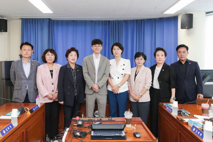 고양시의회 의원들이 30일 열린 제287회 임시회를 열고 '고양시K-컬처밸리성공적완성을위한특별위원회 구성 결의안'과 '고양시K-컬처밸리성공적완성을위한특별위원회 위원 선임의 건'을 만장일치로 통과시킨 뒤 기념촬영을 하고 있다. / 사진제공=고양특례시의회