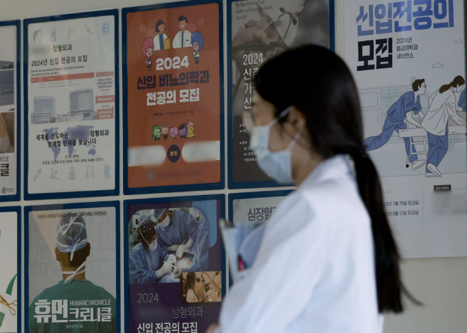 하반기 전공의 모집 지원이 저조한 가운데 정부의 추가 대책은 공개되지 않고 있다. 사진은 서울 소재 대학병원에서 이동하는 의료진. /사진=뉴스1