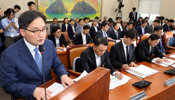 한기정 공정거래위원장이 티메프 사태 환불 대기 피해 규모를 626억원으로 추산하고 신속한 환불처리를 위해 최선을 다할 것을 약속했다. 30일 오후 서울 여의도 국회에서 열린 정무위원회의 티몬·위메프 미정산 사태에 대한 현안질의에서 한 위원장이 업무보고를 하고 있다. /사진=뉴시스