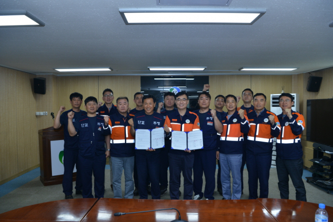 정태웅(앞줄 오른쪽 다섯 번째) 고려아연 제련사업 부문 사장과 문병국(오른쪽 여섯 번째) 고려아연 노조위원장이 30일 2024년 임금교섭을 최종 타결한 뒤 기념 촬영을 하고 있다. / 사진=고려아연 