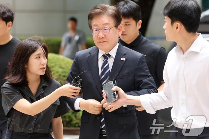 이재명 더불어민주당 전 대표가 23일 오전 서울 서초구 서울중앙지방법원에서 열린 '대장동 배임·성남FC 뇌물' 혐의 관련 공판에 출석하고 있다. 2024.7.23/뉴스1 ⓒ News1 민경석 기자