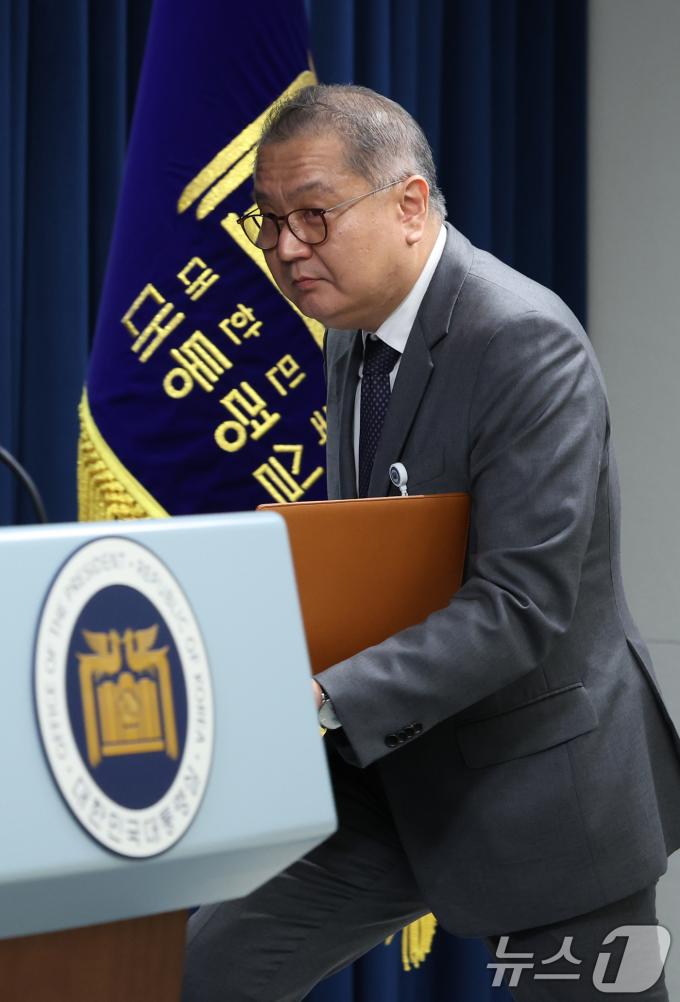 [사진] 브리핑실 들어서는 박상욱 과학기술수석