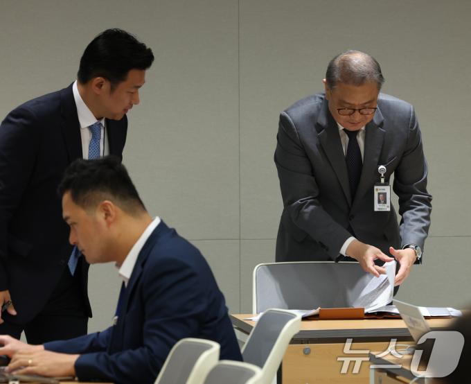 [사진] 자료 확인하는 박상욱 과학기술수석