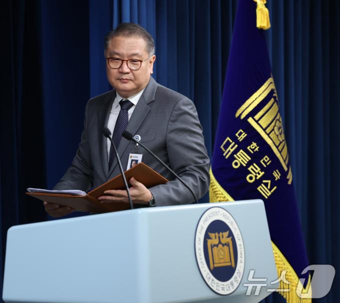 [사진] 브리핑 앞둔 박상욱 과학기술수석