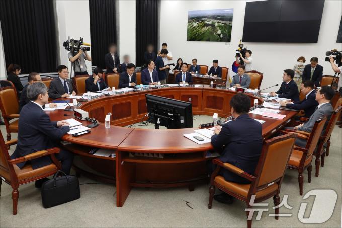 29일 오후 서울 여의도 국회에서 조태용 국가정보원장 등이 출석한 가운데 정보위원회 전체회의가 열리고 있다. 2024.7.29/뉴스1 ⓒ News1 국회사진취재단