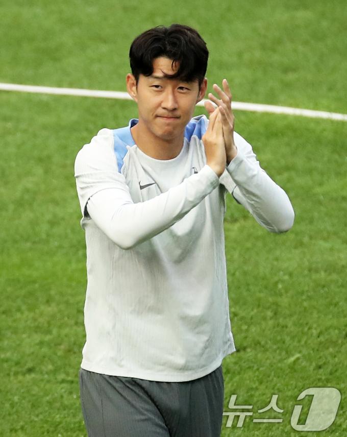 [사진] 팬들에게 박수 보내는 손흥민