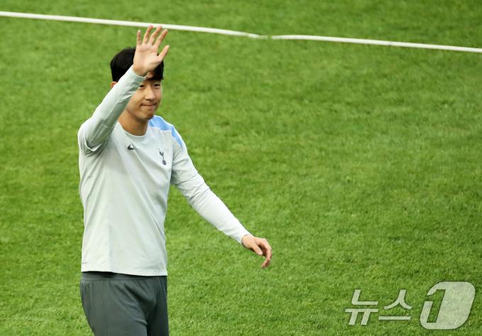 [사진] 손흥민의 손인사