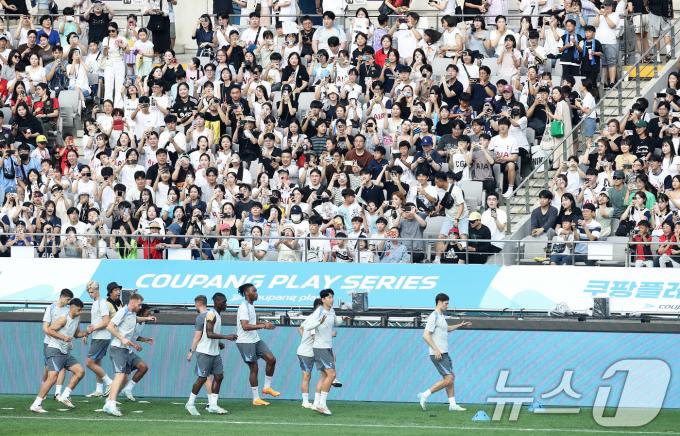 [사진] 토트넘 훈련장에 모인 인파