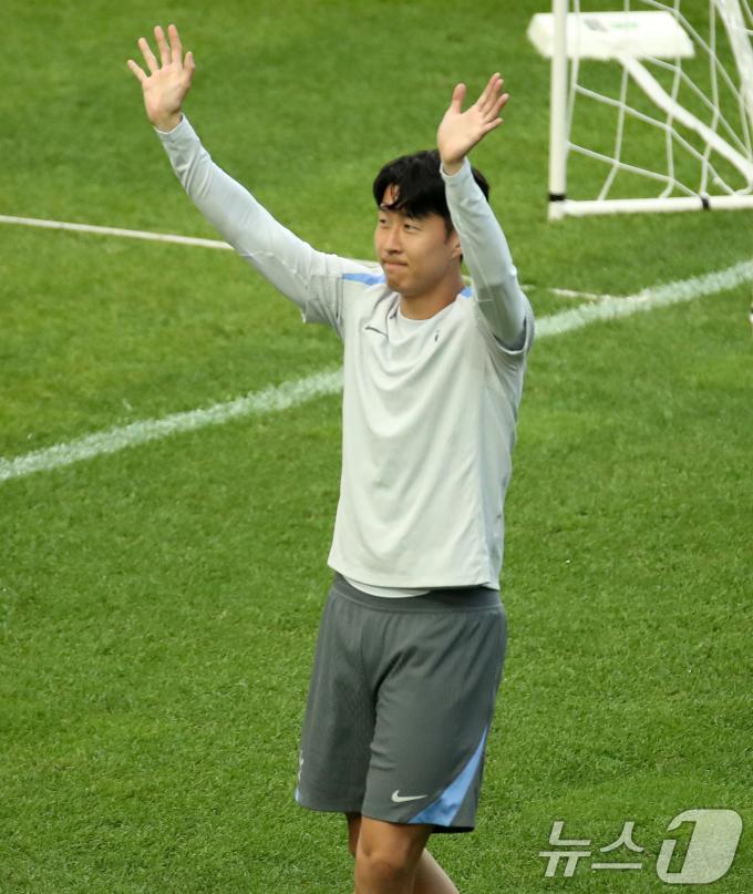 [사진] 손흥민 '내일 경기 기대하세요'