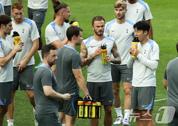 [사진] 목 축이는 손흥민과 매디슨