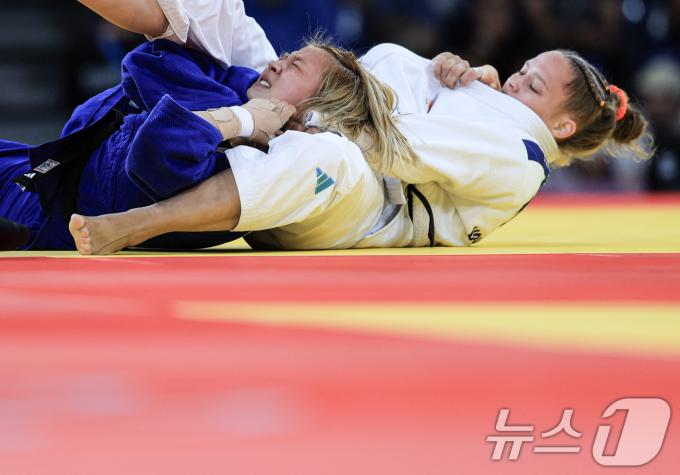 [사진] 김지수 '버텨야 돼'