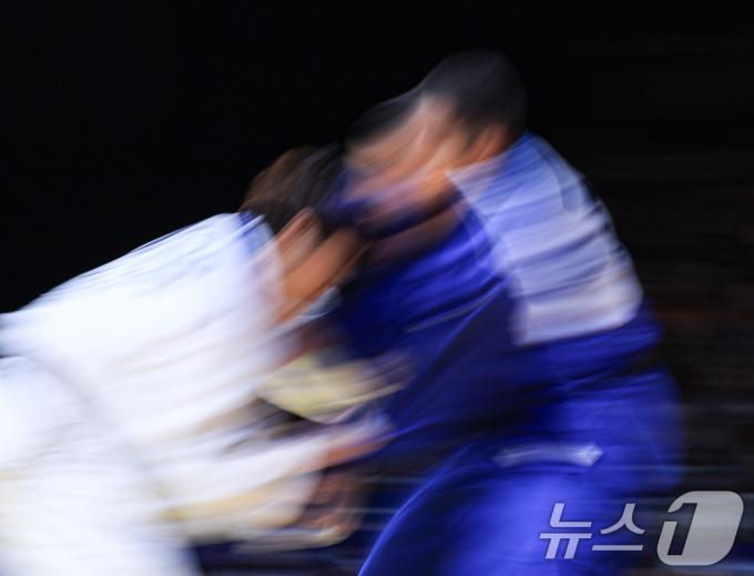 [사진] 빠른 공격 선보이는 이준환