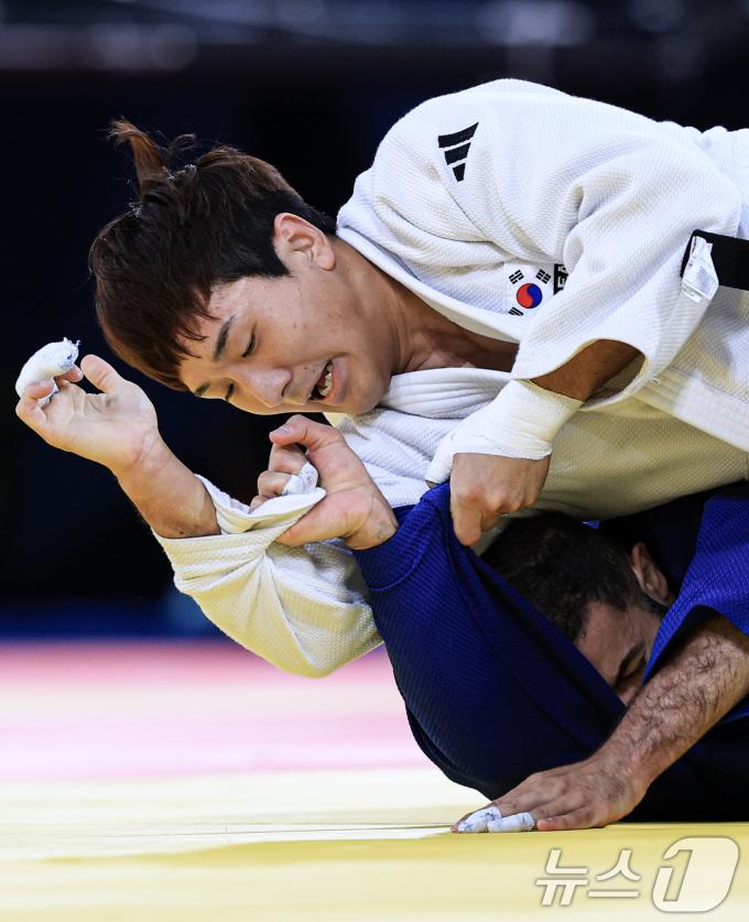 [사진] 기술 시도하는 이준환