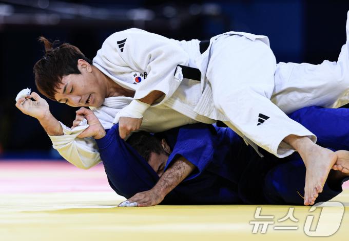 대한민국 유도대표팀 이준환이 30일 오후 (한국시간) 프랑스 파리 샹 드 마르스 아레나에서 진행된 2024 파리올림픽 유도 남자 -81kg 토너먼트 32강 경기에서 모로코의 아츠라프 무티와 자웅을 겨루고 있다. 2024.7.30/뉴스1 ⓒ News1 박정호 기자