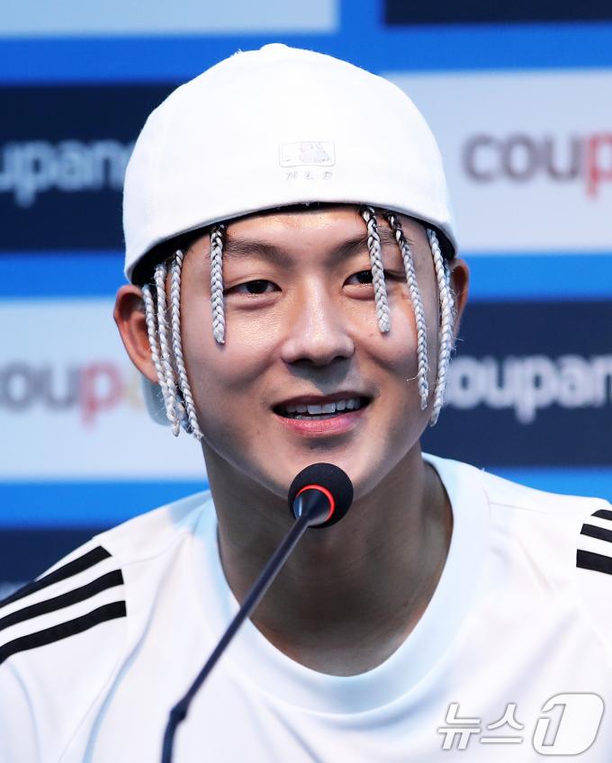 [사진] 파격 헤어스타일로 나타난 이승우