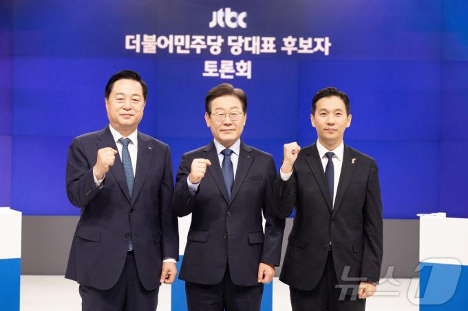 [사진] 토론회 앞서 기념 촬영하는 김두관·이재명·김지수