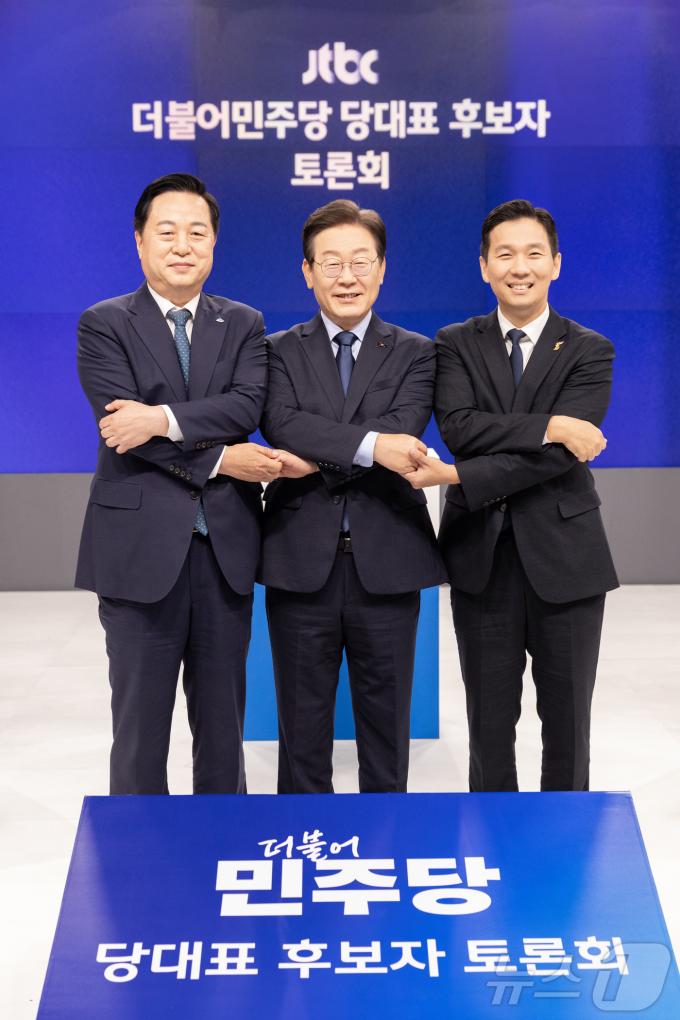 [사진] 손 맞잡은 김두관·이재명·김지수