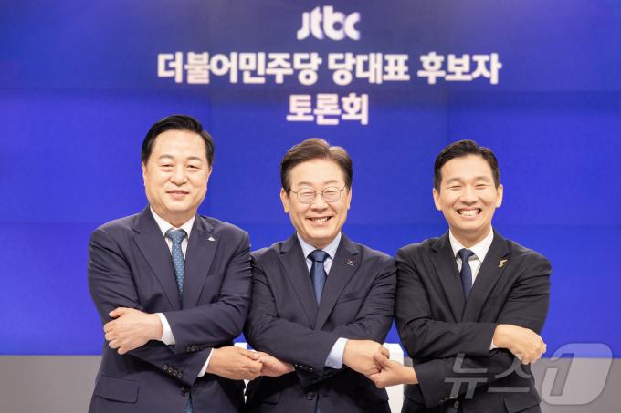 [사진] 손 맞잡은 김두관·이재명·김지수