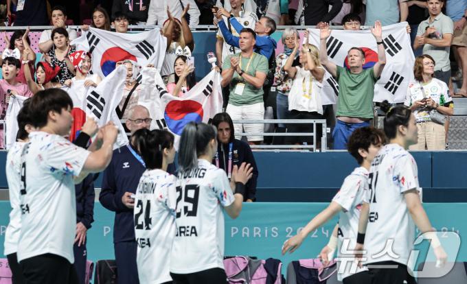 [사진] 핸드볼 대표팀 '아쉬움을 뒤로하고'
