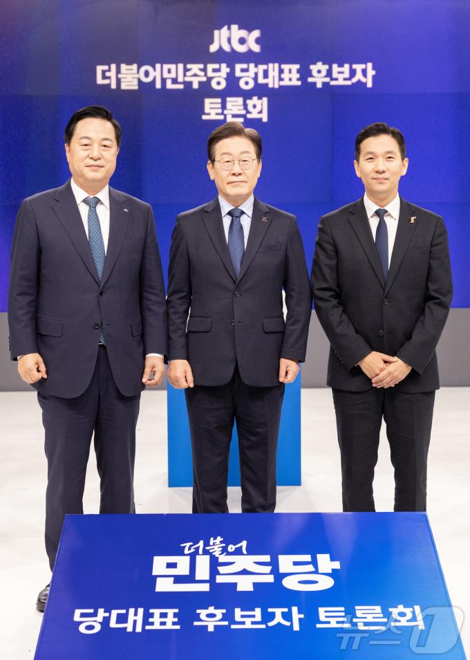 [사진] 토론회 기념 촬영하는 김두관·이재명·김지수