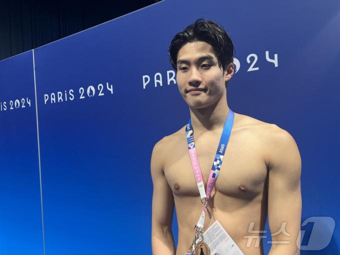 황선우가 30일 오후(한국시간) 프랑스 파리 라데팡스 아레나에서 열린 2024 파리 올림픽 경영 남자 자유형 100m 예선을 마친 뒤 취재진과 인터뷰하고 있다. 2024.7.30/뉴스1 ⓒ News1 이상철 기자