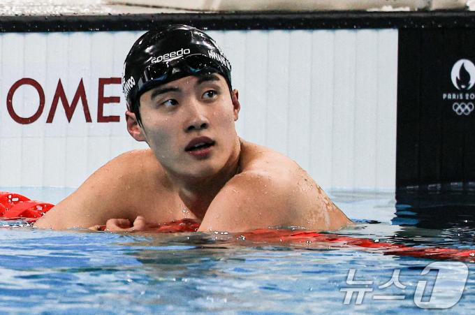 대한민국 경영 대표팀 황선우 선수가 29일(한국시간) 프랑스 파리 라 데팡스 아레나에서 열린 남자 200m 자유형 준결승 경기에서 역영을 마친 후 기록을 살펴보고 있다. 2024.7.29/뉴스1 ⓒ News1 박정호 기자