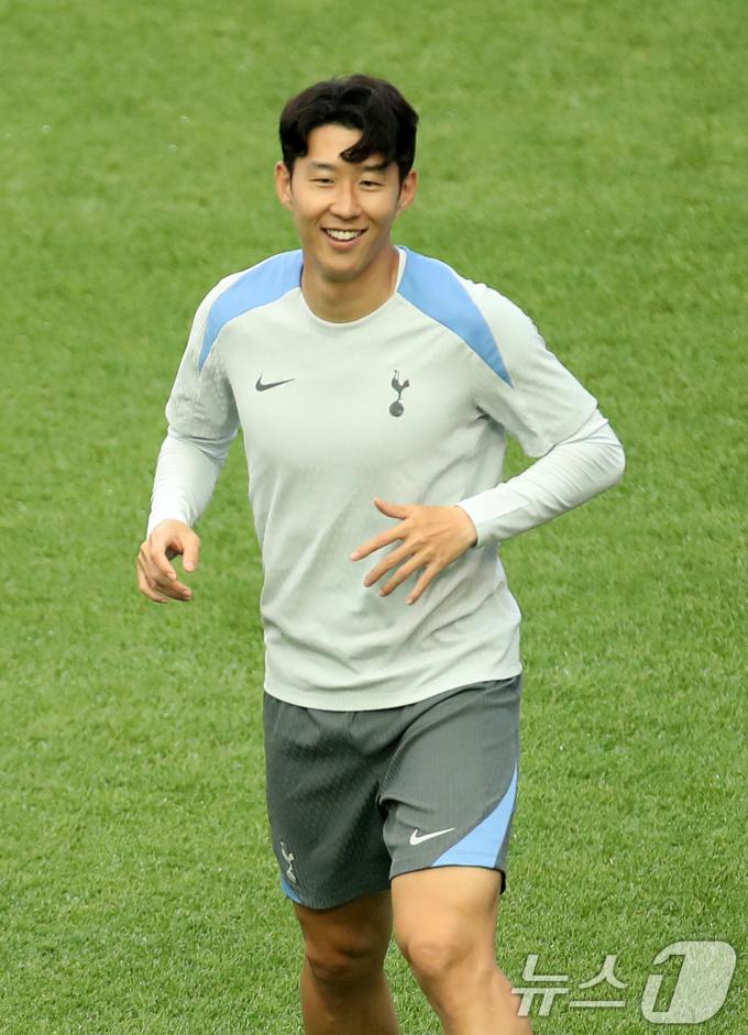 [사진] 손흥민, 캡틴의 미소