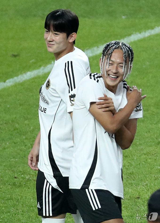 [사진] 환한 얼굴의 이승우와 양민혁