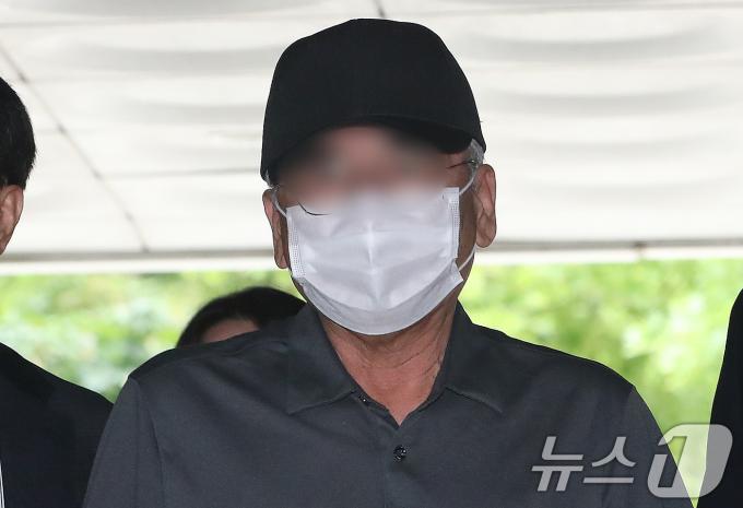 '시청역 역주행 참사' 가해 차량 운전자 차 모씨가 30일 오전 서울 서초구 서울중앙지방법원에서 열린 구속 전 피의자 심문(영장실질심사)에 출석하고 있다. 차 씨는 지난 1일 오후 9시 27분쯤 서울 중구 시청역 인근 호텔에서 차량을 몰고 나와 역주행하고, 안전 펜스와 보행자들을 덮친 후 차량 2대를 차례로 추돌했다. 이 사고로 시청 직원 2명과 은행 직원 4명, 병원 용역업체 직원 3명 등 총 9명이 숨졌다. 2024.7.30/뉴스1 ⓒ News1 임세영 기자