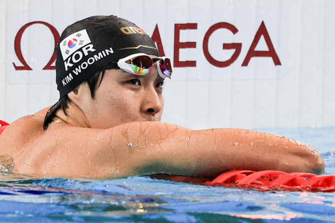 한국 수영 경영 대표팀이 남자 계영 800m 예선을 7위로 통과하며 사상 첫 올림픽 무대 결선에 진출했다. 사진은 김우민이 역영한 후 전광판을 바라보는 모습. /사진=뉴스1