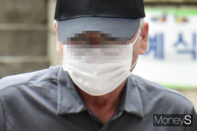 법원이 시청역 역주행 사고 운전자에 대해 구속영장을 발부했다. 사진은 30일  서울 서초구 서울중앙지방법원에서 진행된 영장실질심사에 참석한 한 '시청역 역주행 참사' 가해 차량 운전자 차모씨(68). /사진-=임한별 기자